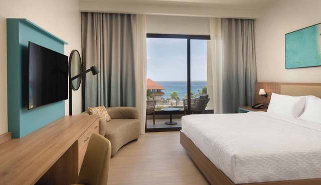 Charming Oceanfront Stay – w/Balcony, Outside Pool & Free Parking in La Romana