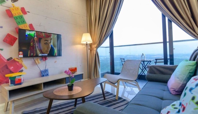 Chic 2BR DPristine, Legoland FREE Parking