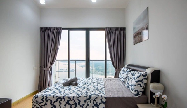 Chic 3BR in Danga Bay with Water Views & Parking