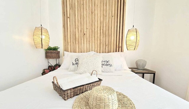Chic Condo Near Beach | Minutes from Airport | Wi-Fi