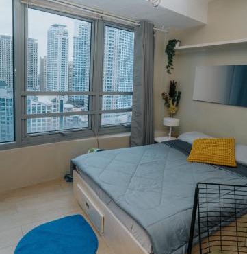 Chic Eastwood Studio w Pool Access, 55inch TV and Wifi in Manila