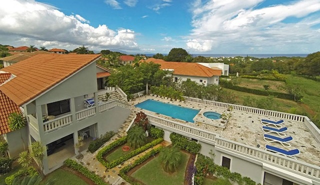 Chica-friendly 4BD villa with pool/tennis/basket/soccer, near clubs and beach in Sosúa