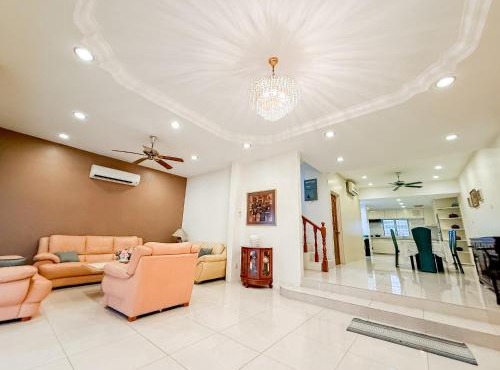 Classic 4-Bedroom Landed House near Ipoh Town with Free Netflix & WiFi