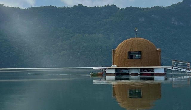 Coconest ONE: Floating Couple Unit Waterstay on a UNESCO Site