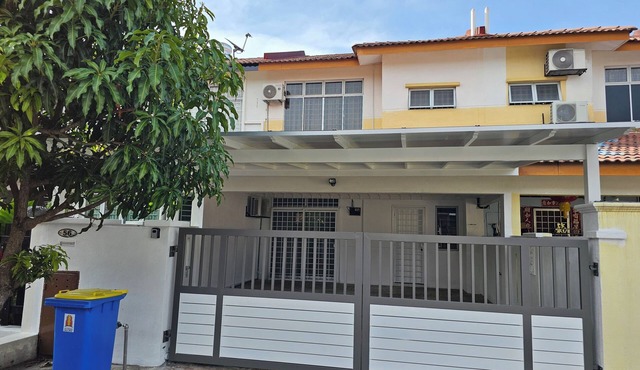 Convenient & Comfortable Family Homestay at Bandar Saujana Putra in Jenjarom