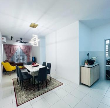 Cozy 3 Rooms , KLCC view , 100 mbps WIFI , Netflix by Noon's Homestay