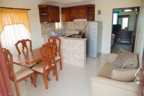 Cozy Apartment Near Airport Wi-Fi & Parking in La Viva