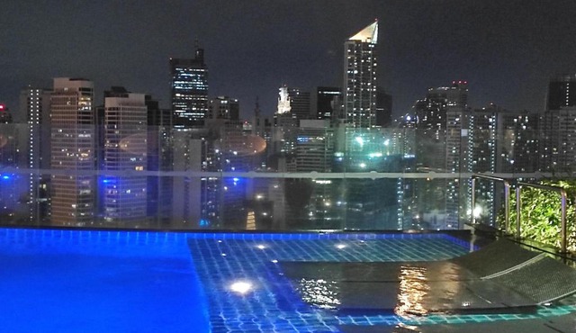 Cozy Apartment with Private Balcony Stunning Skyline, River & Mountain Views, FREE ACCESS to Infinity Pool, Lap Pool, Sunbathing, Sauna & Mall in Manila