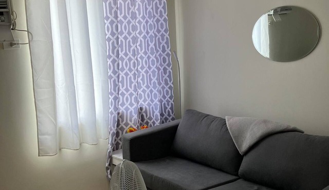 Cozy condo with AC and fitness room in lovely Dumaguete steps from the Ocean in Dumaguete