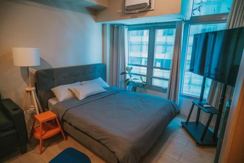 Cozy Eastwood Studio w Pool Access, 65inch TV and Wifi in Manila