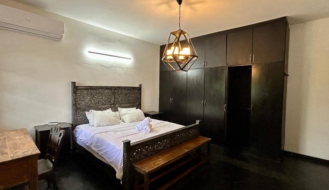 Cozy Homestay King Bed withBalcony in Shared Bungalow SS2 PJ