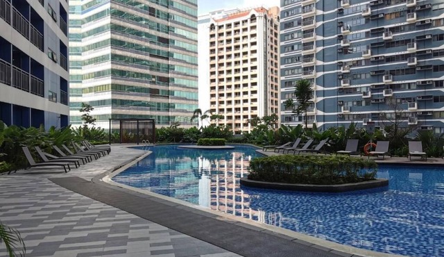 Cozy & Homy Tiny Holland in Makati 1BR Netflix internet 53 floor nice view in Makati
