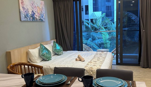 Cozy studio apartment with balcony near KLCC, TRX, Gleneagles, Ampg Puteri Hosp