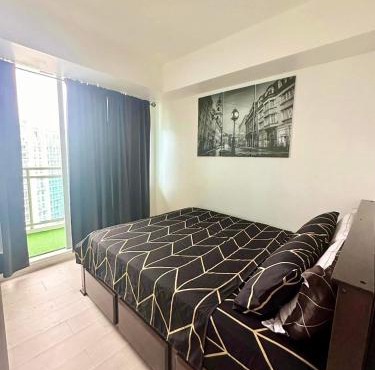 Deluxe penthouse unit at azure - near airport
