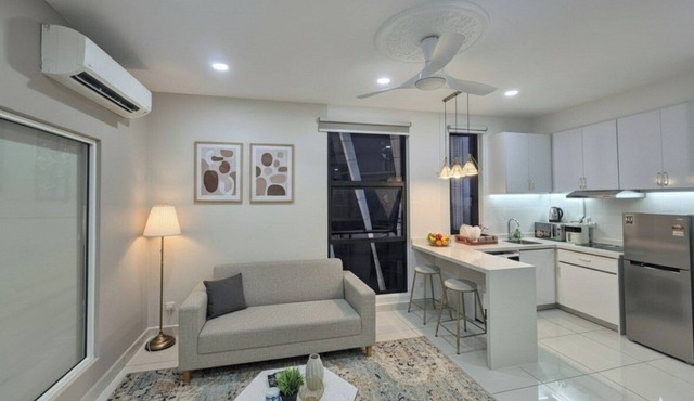Designer KL City View Loft - 12 Min to KLCC [Cozy Large 1BEDROOM] in Kuala Lumpur