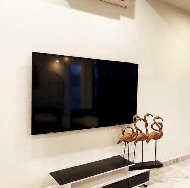 ENTIRE SEMI D BBQ KTV ROOM PETS FRIENDLY CORNER LOT SRI PETALINg