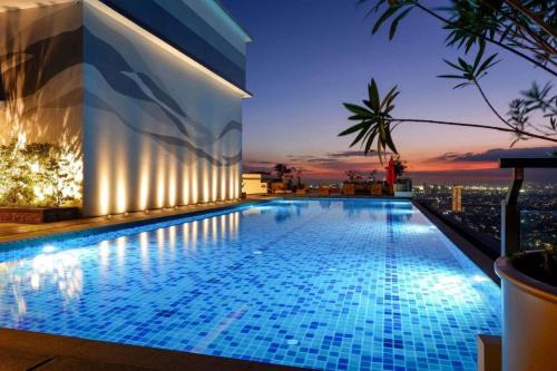 Executive Suite, City Skyline near Solaire & MRT in Manila