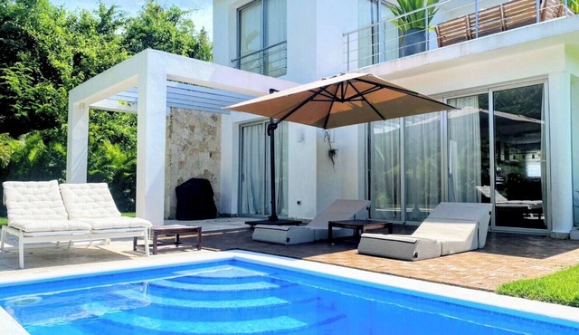 Family-Friendly 4BR Villa with Pool, Jacuzzi & Golf Access in Playa Nueva Romana