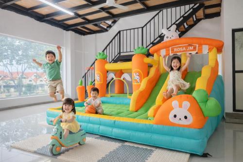 Family & Party houes - Free Kids Play Castle - JB