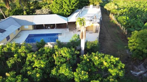 Finca im Grünen, sehr ruhige Lage, Terrasse mit Pool in Baní