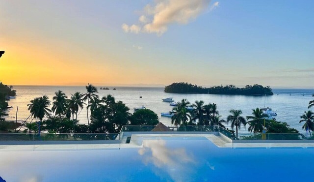 Finely Decorated Apt, Spectacular Bay View, Pool, Jacuzzi, Full AC in Samaná