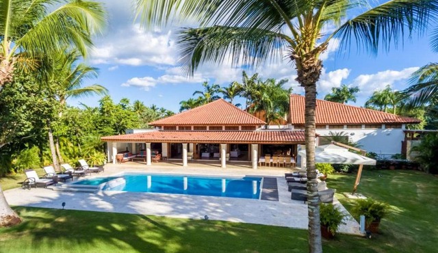 Golf Front Top Rated Villa 5BR with Pool, Jacuzzi, Cook & Maid, 2 Golf Carts in Buena Vista