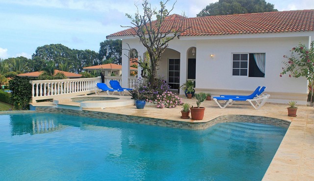Guest-friendly 10BD complex steps from beaches/bars/restaurants/shops in Sosúa