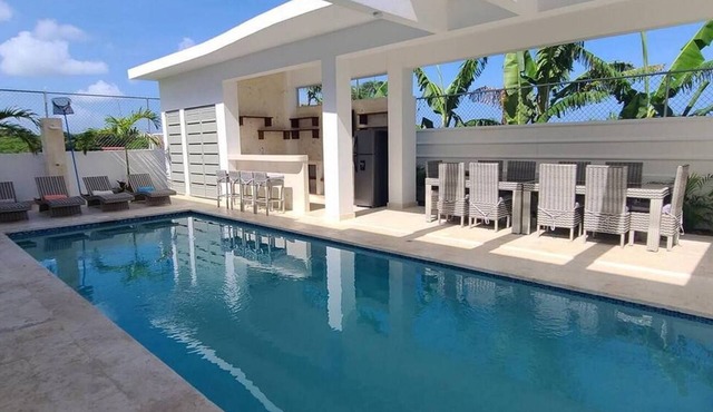 Guest-friendly 10BR/12BA Villa: Pool, Billiard, Walk to Everything in Sosúa