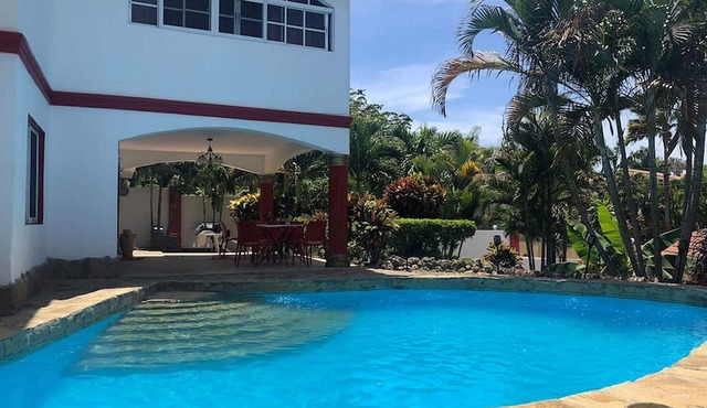 Guest-friendly 7BD villa, pool/billiard table/games, Wi-Fi/cable TV/AC/BBQ in Sosúa