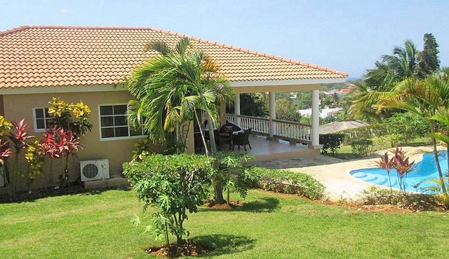 Guest-friendly central complex, 8 bedrooms, 2 pools, tennis/basket/soccer courts in Sosúa
