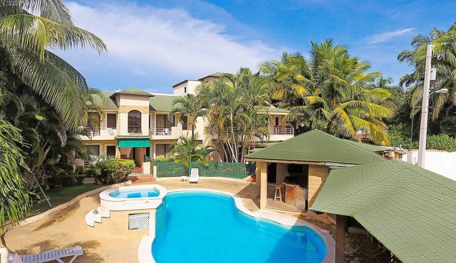 Guest-friendly gated residence with pool near bars/beach, free yummy breakfast! in Sosúa