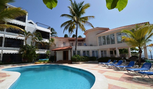 Guest-friendly room in beachfront residence, pool/WiFi/AC/Cable TV, near all in Sosúa