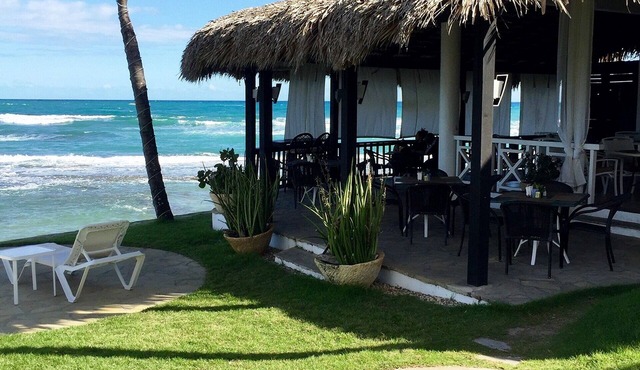 Guest-friendly room in beachfront resort, pool/cable TV/Wi-fi/fridge, near all in Cabarete
