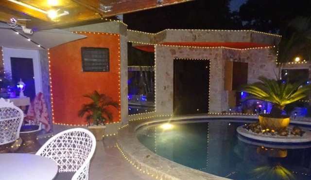 Guest-friendly suite with jacuzzi, love swing, mirrors, perfect for single men! in Sosúa