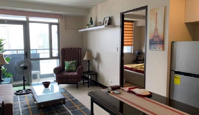 High rise living condo and very accesible to transportation. in QC