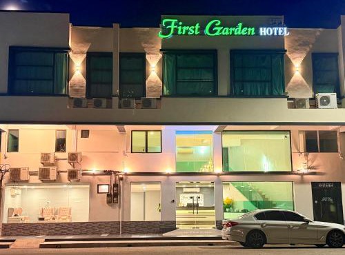Hotel first garden
