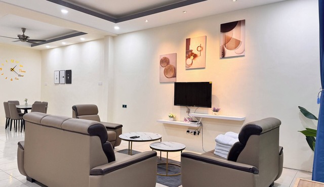 Howie Home near Ipoh Airport and Sam Poh Tong Temple and AEON Mall Station 18. in Ipoh