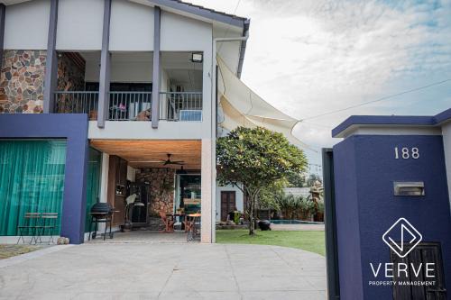 Ipoh 188 Private Pool Mansion by Verve 30 pax EECH119 in Ipoh
