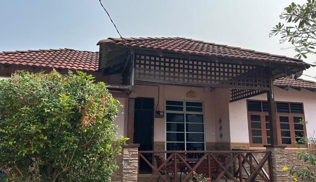 Kalong Bay Homestay - Villa Seroja in Kampong Telok Kalong