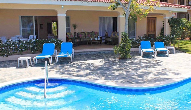 Kids-friendly 4BD villa in central Sosua, private pool, playground/sports courts in Sosúa