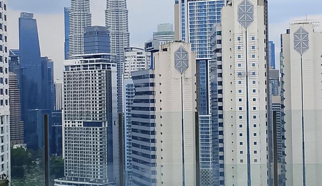 Kualalampur rooftop pool petronas twin tower view majestic residence in Kuala Lumpur