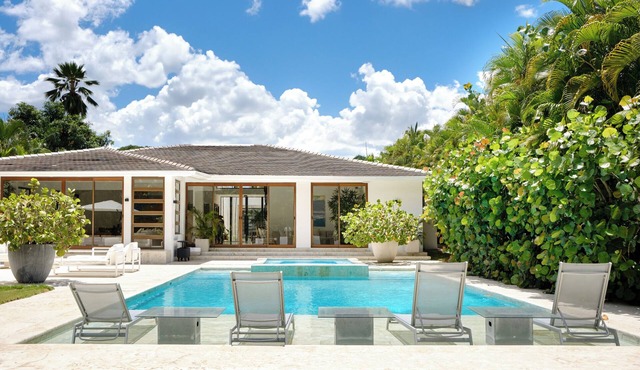 La Caranta - Fully Staffed 5-Suites Villa, Near the Beach with Pool & Jacuzzi in La Romana