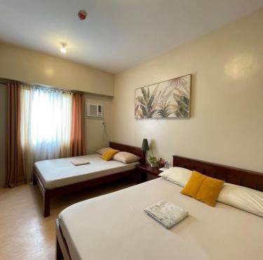 La Maria Rentals - Across SM City, 2 Cozy double size beds with WIFI and Netflix
