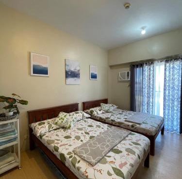 La Maria Rentals - Cozy 2 Double Beds with Balcony, Walk to SM Mall Cebu