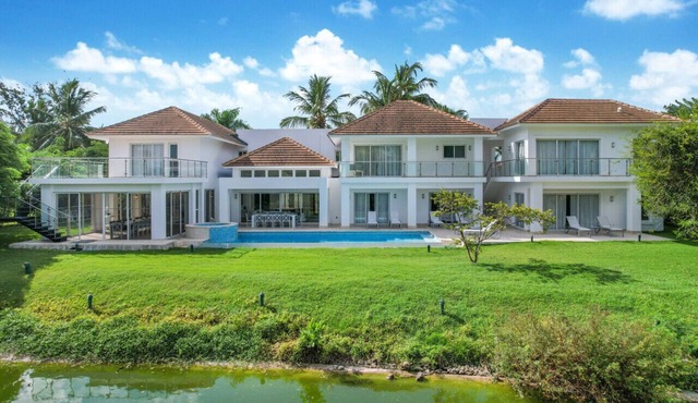 Lake View: Lake/golf view villa with full staff, pool, Jacuzzi & pool table in Punta Cana