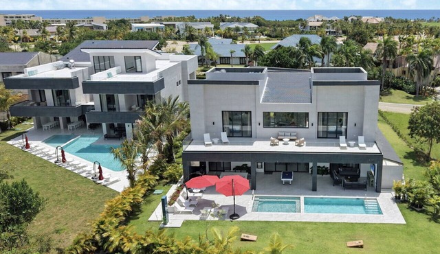 Las Palmas Mansion: Exclusive luxury retreat w/pools, Jacuzzis, games, staff & golf carts in Punta Cana