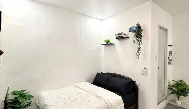 Lees Transient Unit 1B in Digos