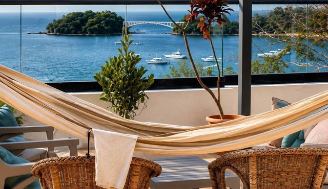 LEVEL 2, Lovely 2-bedroom apartment with AC steps to malecon in Santa Barbara in Santa Barbara