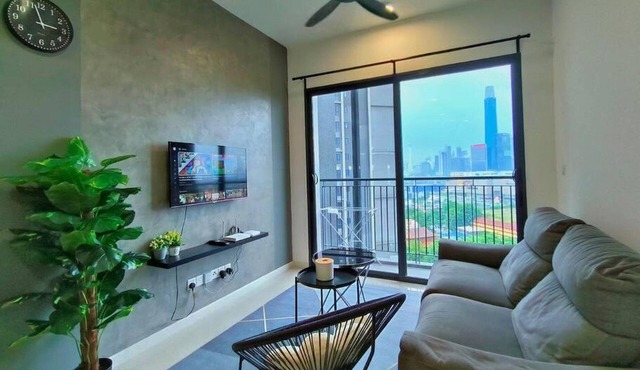Link bridge to the mall & MRT ! Family-sized condo with game room & swmming pool