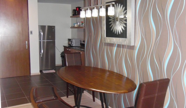 Lux. 2BR condo + 2 pools, woow oceanviews, Gym, Beach,near Mactan Newtown, Tours in Lapu-Lapu City